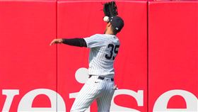 貝林傑（Cody Bellinger）把失誤接成美技。（圖／美聯社／達志影像）