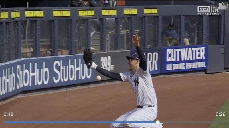 貝林傑（Cody Bellinger）把失誤接成美技。（圖／翻攝自MLB官網）