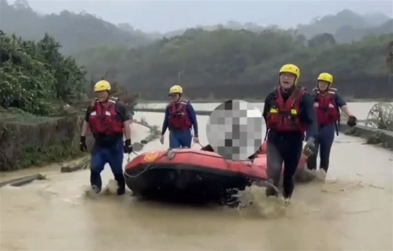 水淹至胸口，船艇人員扛艇救出老翁。（圖／翻攝畫面）