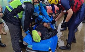 苗栗頭份淹大水「水深至胸」！80歲老翁受困　消防員扛橡皮艇救出（圖／翻攝畫面）