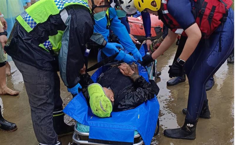 苗栗水淹至胸！消防員扛皮艇救出80歲老翁