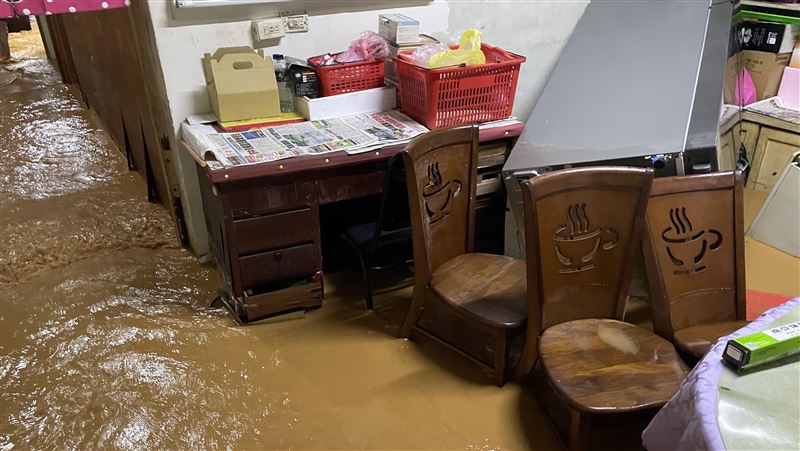 雷雨夜炸苗栗淹水　通霄山坡泥流灌民宅