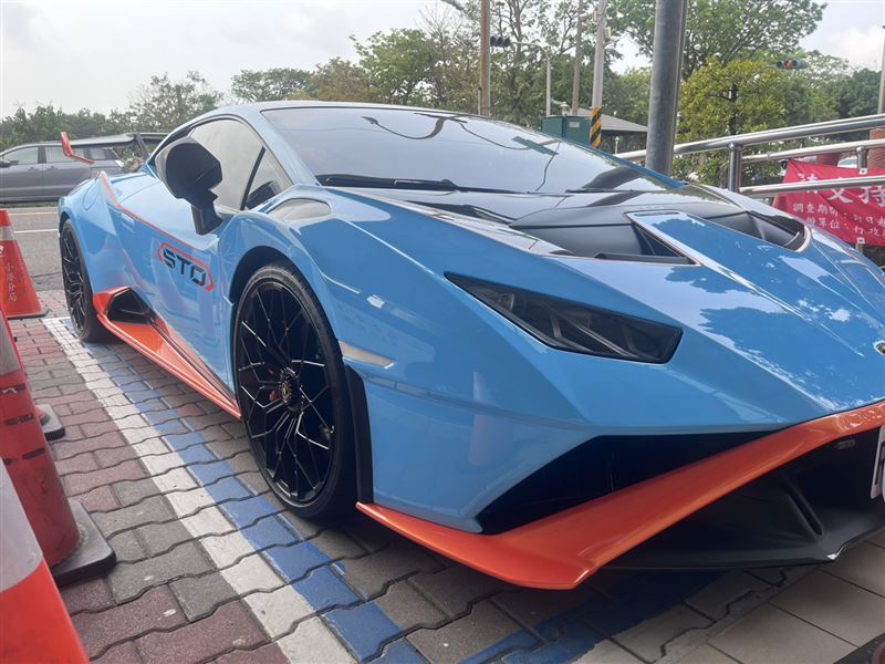 由於無照又酒駕，侯男駕駛的「小牛」只能被警方強制拖吊後暫時保管。（圖／翻攝畫面）