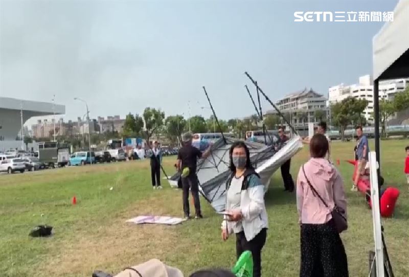 高雄衛武營舉辦「恐龍酷樂園」活動,風大、吹翻遊戲區帳篷,還不慎打傷了一名男童的肩膀