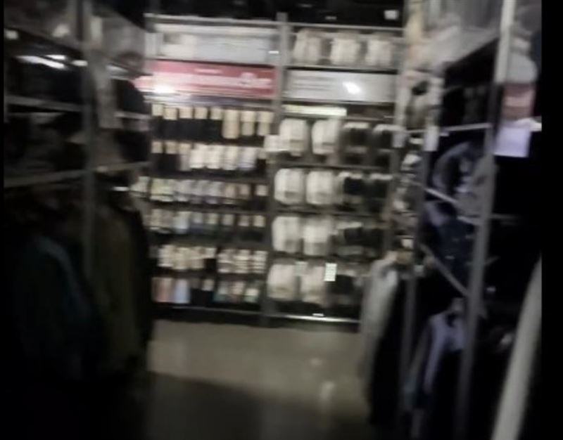 台北市中山區新光三越南西店，驚傳發生停電。（圖／Threads@4.16d）