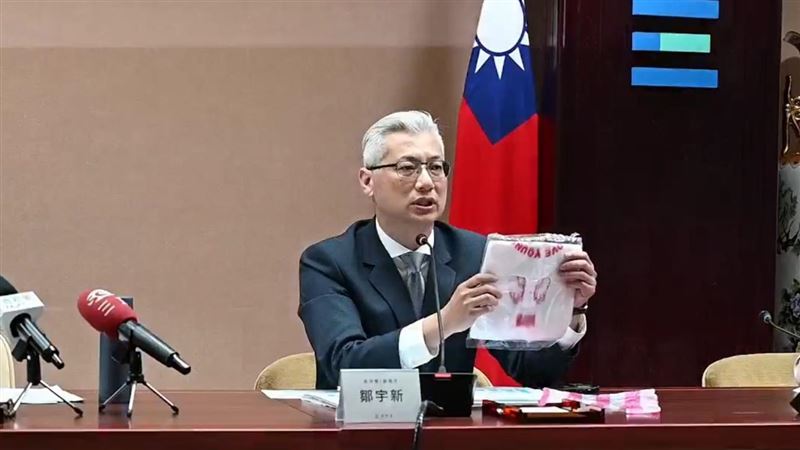 經濟部產發署副署長鄒宇新說明，上游乙烯供應，近期受國際行情推升，價格波動明顯。不過台灣因具備自主供應能力，價格漲幅相對較緩，顯示供應鏈仍具一定韌性。（圖／翻攝自經濟部直播）