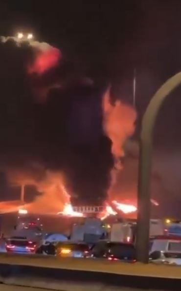 伊朗3月對美國駐沙烏地阿拉伯大使館發動無人機攻擊，引發大火。（圖／翻攝自X平台 @MarioNawfal）