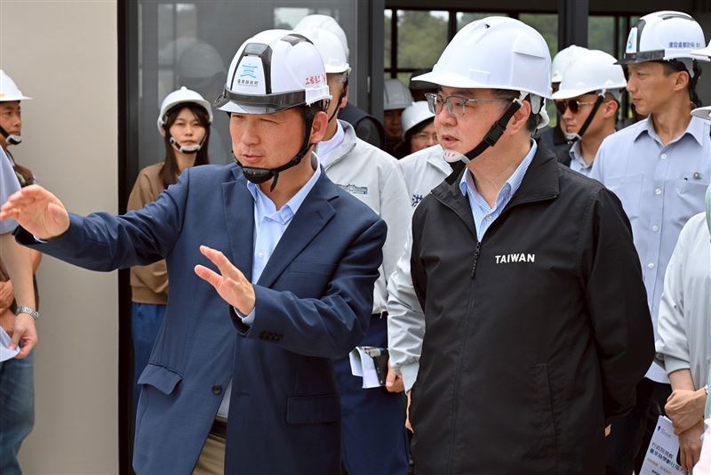 卓榮泰視察台東樂齡社福大樓工程，台東縣副縣長王志輝當面反映今年度台東財力級次由原本第5級躍升至第1級一事（圖／行政院提供）