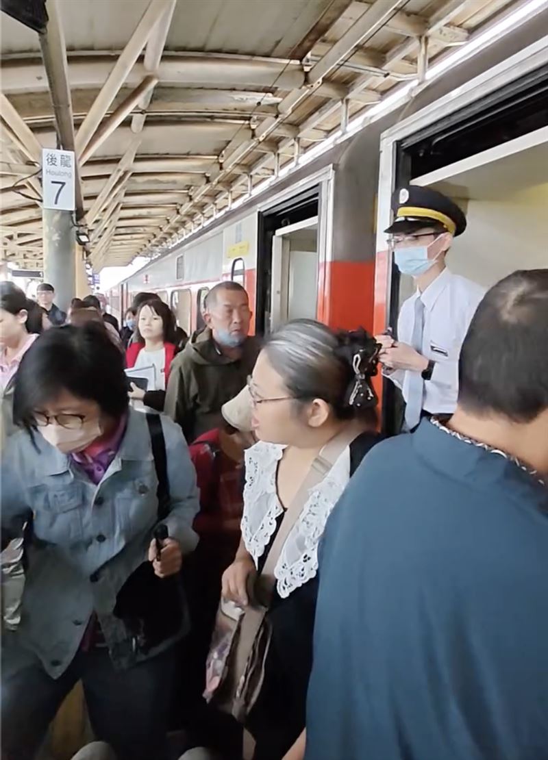 由於鐵軌積水，基於安全列車行駛被迫停駛。（圖／翻攝自IG @jason720414）