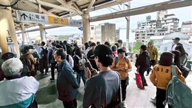 大豪雨水淹鐵軌！台鐵列車被迫停駛「卡後龍站」　旅客狼狽下車畫面曝（圖／翻攝自IG @jason720414）