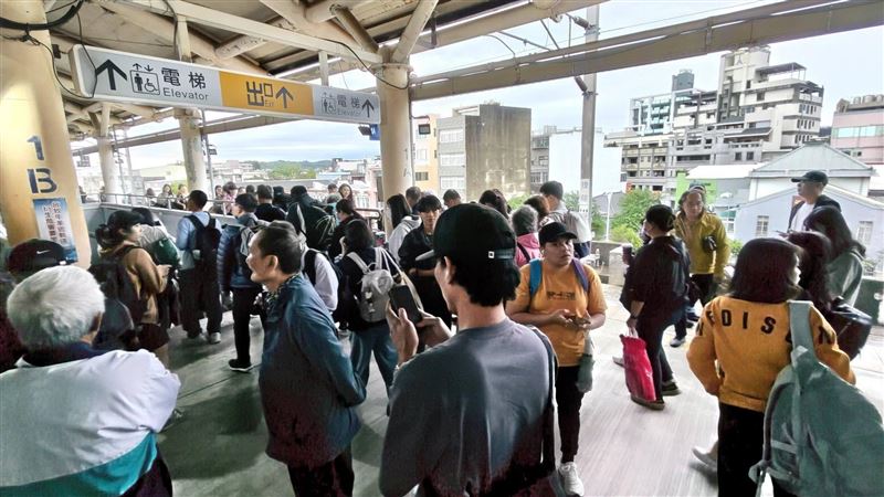 水淹鐵軌台鐵列車被迫停駛！旅客狼狽下車