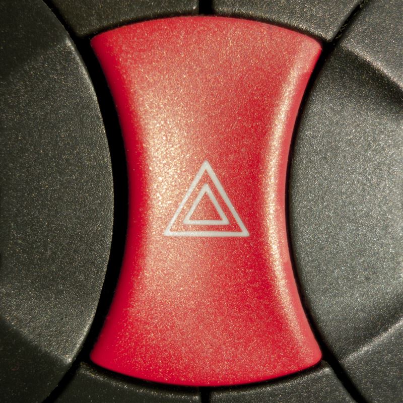 開車使用雙黃燈，其實有嚴格規範，若違規恐被罰。（示意圖／PIXABAY）