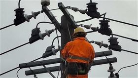 大雷雨影響　高雄大樹部分地區停電搶修中高雄市大樹區中興北路、中興南路、中興西路、大樹路等一帶4日中午起停電，肇因為間歇性大雷雨造成懸垂礙子破損，台電已加派人力搶修中。（台電鳳山區營業處提供）中央社記者蔡孟妤傳真　115年4月4日