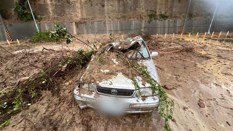 雷雨襲苗9線邊坡土石砸車　駕駛頸椎骨裂