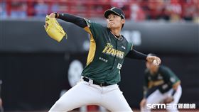中職37年例行賽，台鋼雄鷹先發投手王維中。（圖／記者劉彥池攝影）