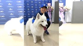 後藤光尊賽前與開球嘉賓「神犬」萊芙互動。（圖／富邦悍將提供） 