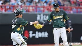 中職37年例行賽，台鋼雄鷹先發投手王維中單局出現2次保送，捕手劉時豪上前溝通。（圖／記者劉彥池攝影）