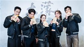《大濛》舉辦油條合影場，實現與影迷的約定。（左起 演員劉冠廷、柯煒林、方郁婷、9m88、曾敬驊）（圖／華文創提供） 