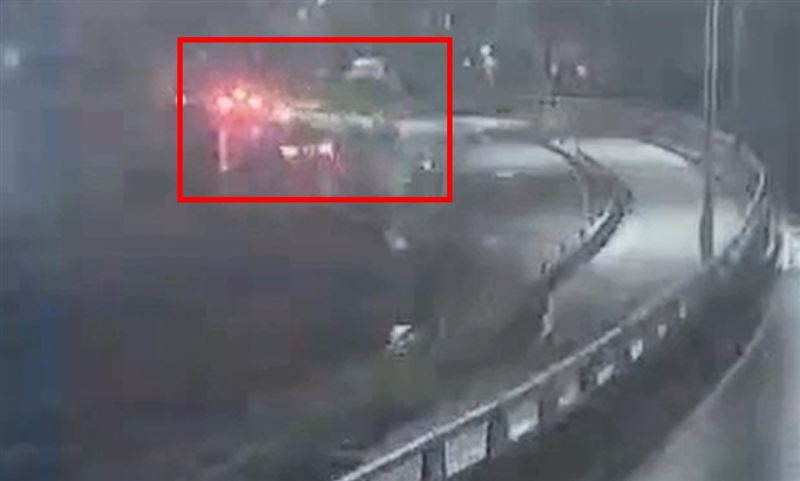 休旅車撞擊華江橋下橋處分隔島瞬間。(圖/翻攝畫面)