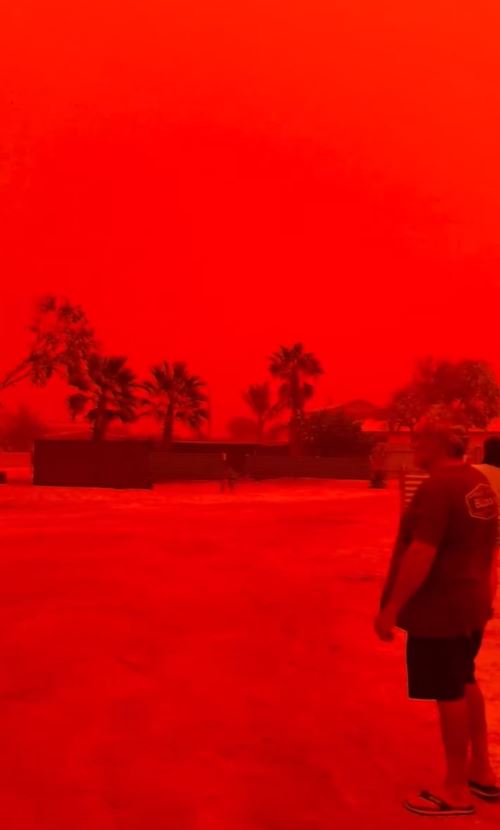 澳洲鯊魚灣的民眾拍下，整個環境被沙塵暴染成紅色。（圖／翻攝自X）