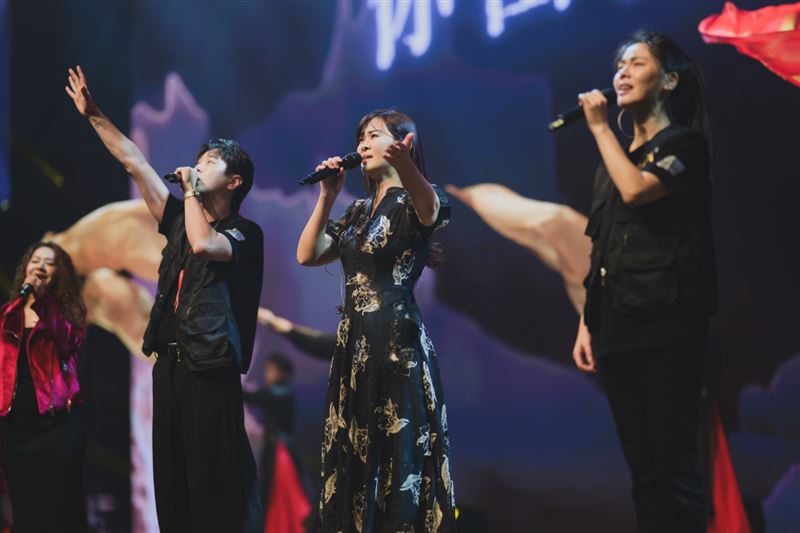 藝起發光前往馬來西亞古晉,與當地蒙福教會攜手舉辦萬人佈道音樂會。(圖/藝起發光X蒙福教會 提供)