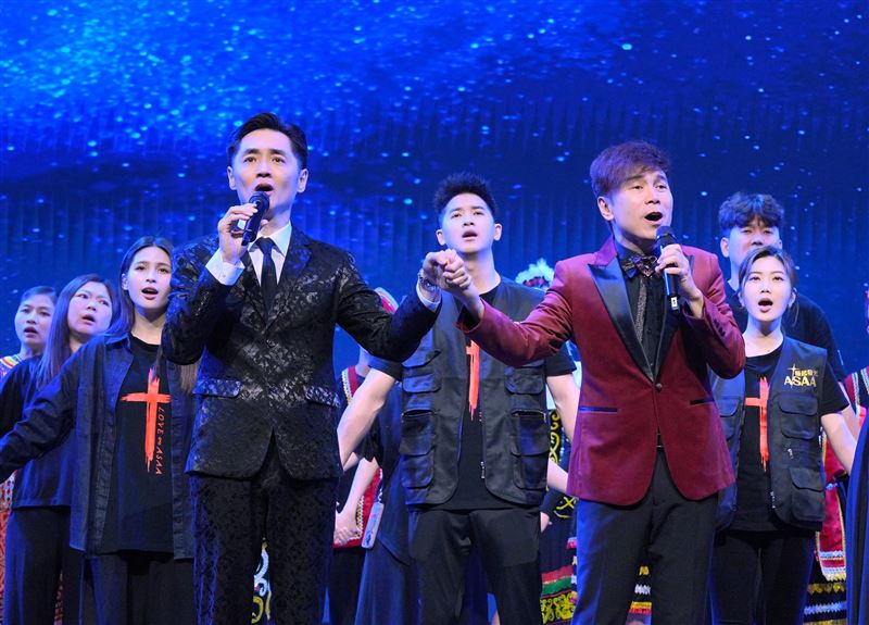 藝起發光宋逸民牧師(左)與蒙福教會牧師林義忠,在馬來西亞古晉攜手舉辦兩場共一萬人的音樂佈道會。(圖/藝起發光X蒙福教會 提供)