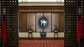 中國再提七重鎖定　外交部斥自欺欺人誤導視聽中國外交部再提台灣地位被「七重鎖定」，外交部發言人蕭光偉17日駁斥此「謬論」，指中方企圖顛倒是非、自欺欺人並誤導國際視聽。圖為外交部正門口部徽。中央社記者王騰毅攝　114年12月17日