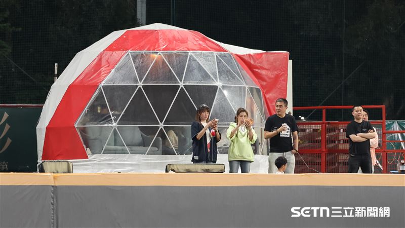 劉基鴻首轟轟出「洞」 星空露營席下雨了