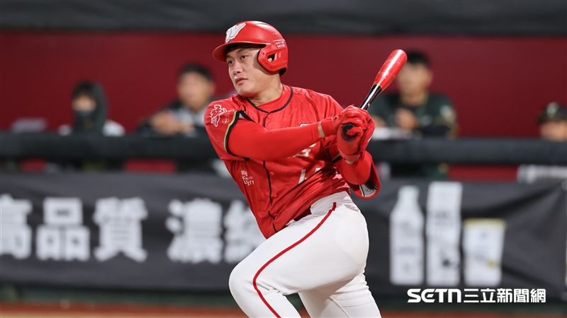 中職37年例行賽，味全龍三壘手劉基鴻炸裂3分砲。（圖／記者劉彥池攝影）