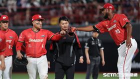 中職37年例行賽，味全龍一壘手吉力吉撈·鞏冠撲接美技後傷退。（圖／記者劉彥池攝影）