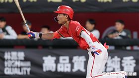 中職37年例行賽，味全龍三壘手張政禹敲出二壘方向滾地球出局。（圖／記者劉彥池攝影）