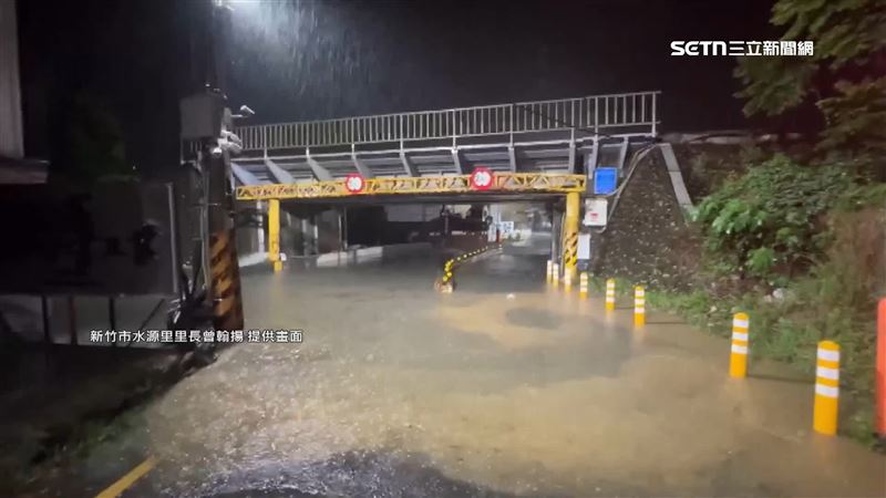 新竹地下道因豪雨而嚴重淹水,政府提供的防水閘門遙控器卻故障,導致無法及時放下