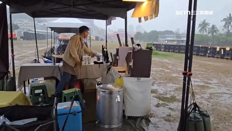 大雨亂行程！高雄市集慘收攤　恐龍秀喊卡