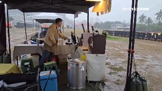 大雨亂行程！高雄市集慘收攤　恐龍秀喊卡