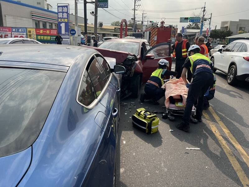 楊女駕駛Audi A7(藍車)逆向猛烈撞擊對向2車,造成3人受傷送醫。(圖/翻攝畫面)