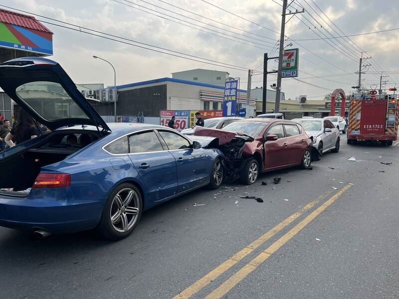 溪湖街頭3車連撞,毒駕女無照上路,逆向狂衝肇事。(圖/翻攝畫面)