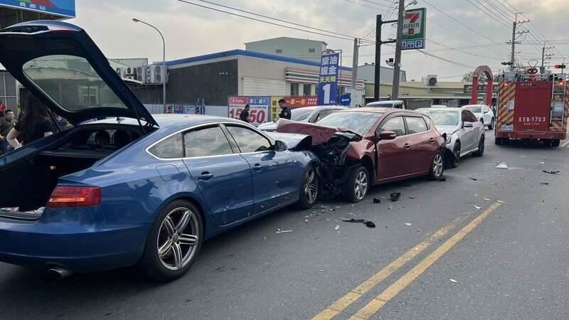 溪湖逆向3車連撞!無照女認嗑藥 3人送醫