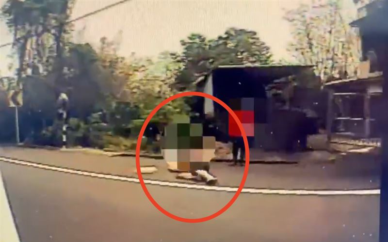 林婦疑似「護夫」,還說是自己跌倒。(圖/翻攝畫面)