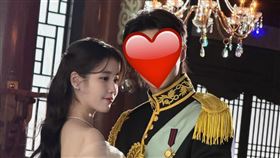 IU與「他」甜蜜相擁。（圖／翻攝自邊佑錫IG）