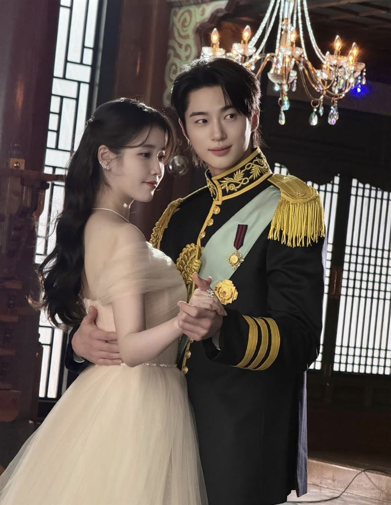 邊佑錫在個人社群與粉絲分享和IU的新作品。（圖／翻攝自邊佑錫IG ）