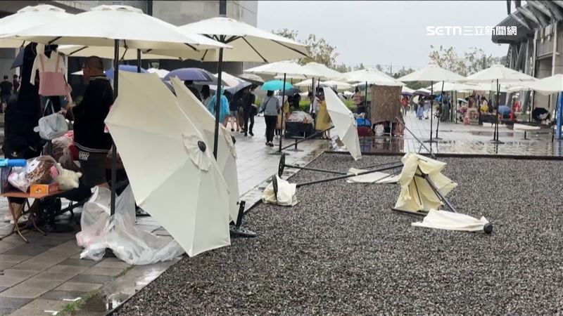 下雨還吹怪風！市集陽傘掀翻　2攤商受傷