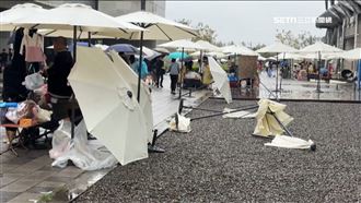 下雨還吹怪風！市集陽傘掀翻　2攤商受傷