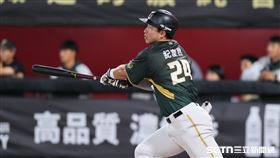 中職37年例行賽，台鋼雄鷹右外野手紀慶然敲出2分打點安打追平比數。（圖／記者劉彥池攝影）