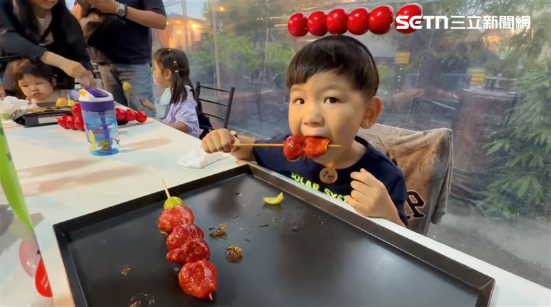 屬於免費組的小弟弟吃了5串後投降。（圖／記者林昱孜攝影）