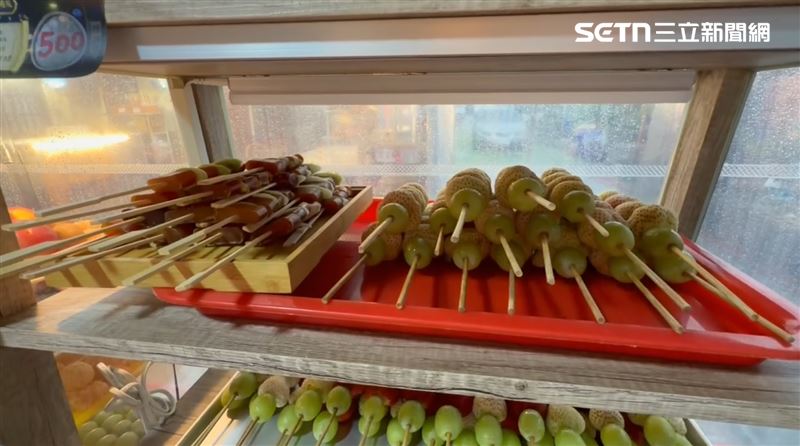 烏魚子、白草莓老闆全數備齊，裹糖的爐火也準備了3個。（圖／記者林昱孜攝影）