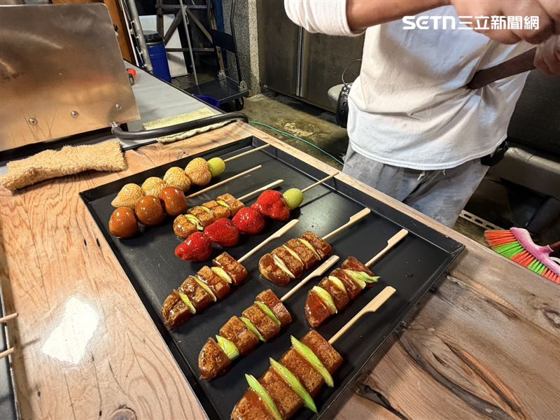 老闆講求現點現做，報名者挑好品項後，立即製作送上。（圖／記者林昱孜攝影）