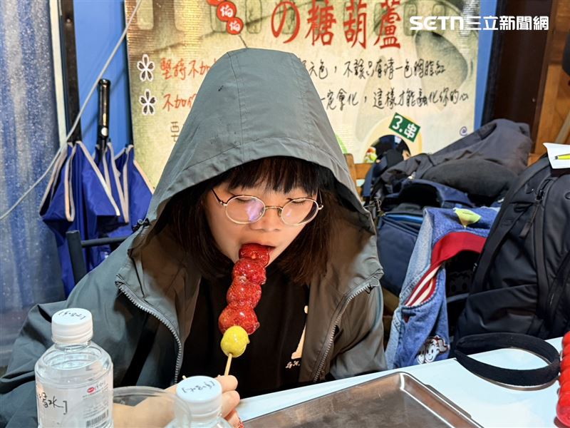 鄭小妹妹一共吃了6串，其中包括了500元的烏魚子2串及白草莓一串。（圖／記者林昱孜攝影）