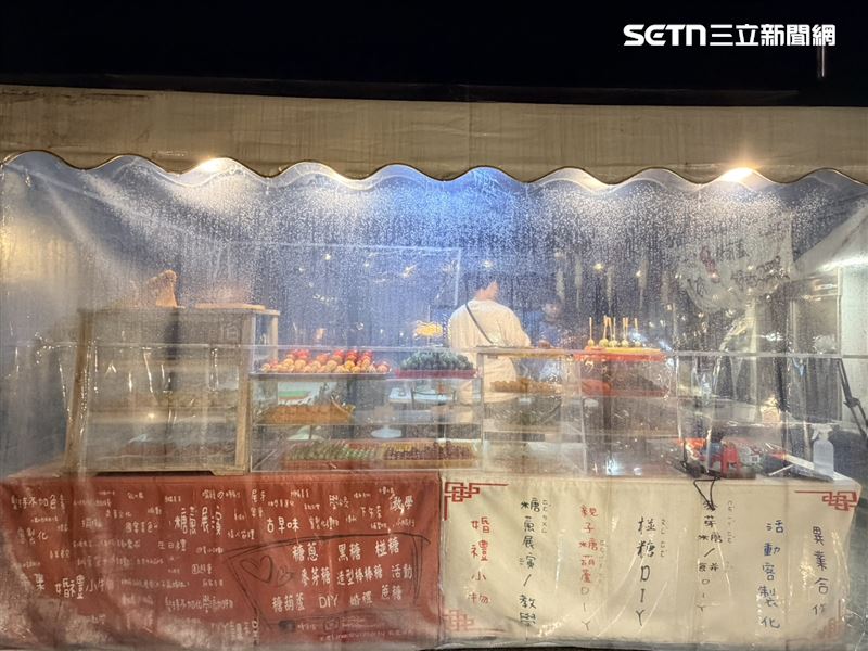 28品項糖葫蘆一共有500、600串，擺滿了整個長櫃。（圖／記者林昱孜攝影）