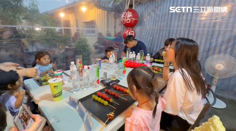 11名報名者無畏風雨前來參加，實現糖葫蘆自由。（圖／記者林昱孜攝影）