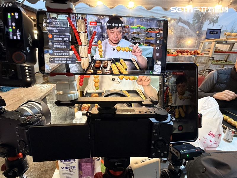 知名大胃王YTR「吃飯兄弟」參加糖葫蘆吃到飽活動。（圖／記者林昱孜攝影）